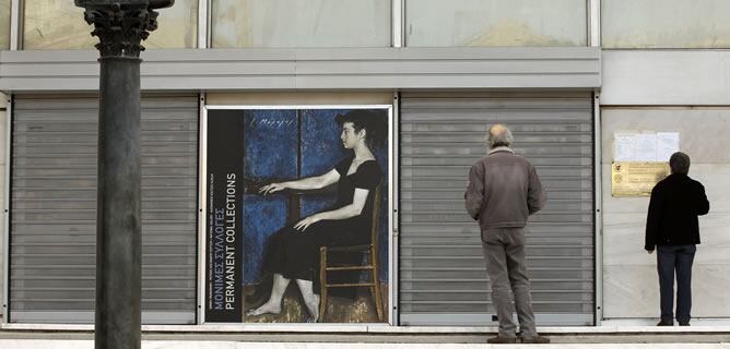 Turistas frente a la Galería Nacional de Arte de Atenas