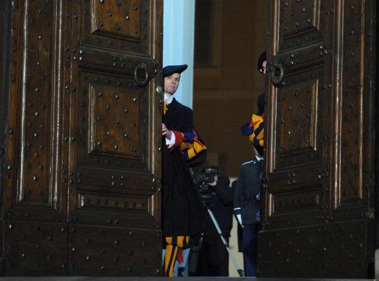 La única señal visible que anunció que Benedicto XVI ya no era papa fue el momento en el que se escuchó en el reloj de palacio las campanadas de las ocho de la tarde e inmediatamente la Guardia Suiza cerró la puerta del palacio de Castel Gandolfo, dando p