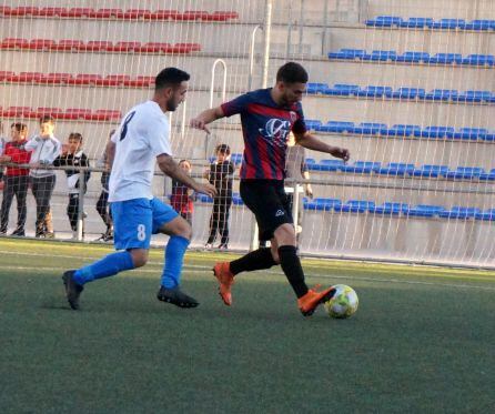 Jesús Sánchez controla el balón