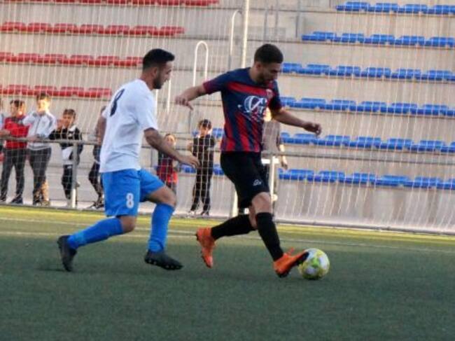 Jesús Sánchez controla el balón