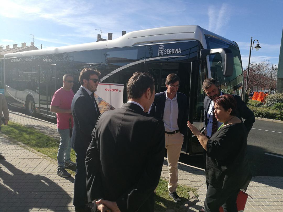 La alcaldesa conversa con responsables de Avanza en la presentación del nuevo vehículo híbrido