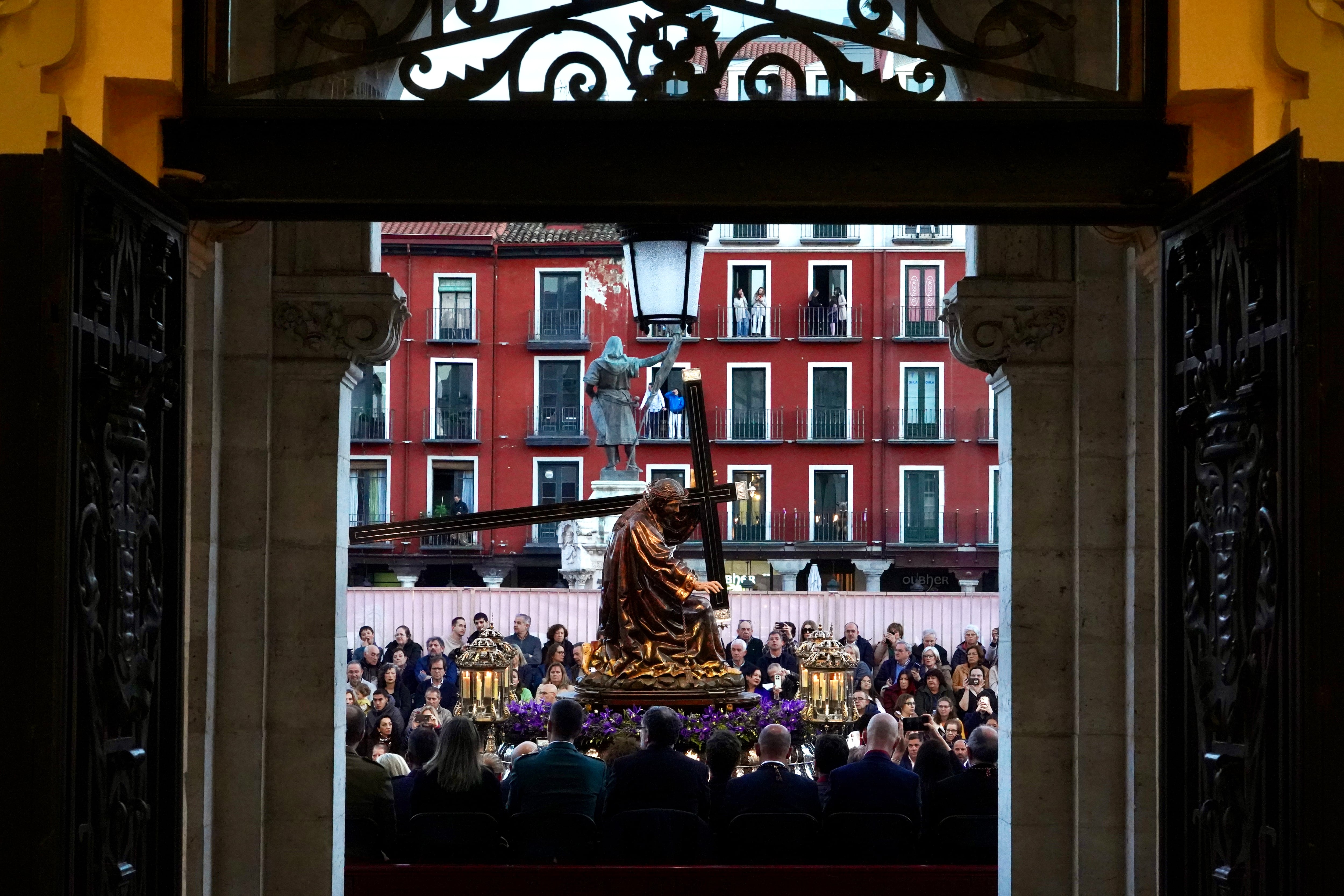 Procesión General de la Sagrada Pasión del Redentor de la Semana Santa de Valladolid, en la que participan 33 pasos y 20 cofradías