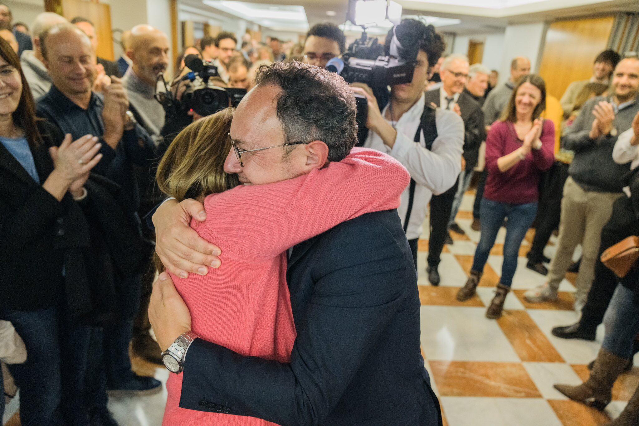 Xavier Espot s&#039;abraça a Conxita Marsol després de la victòria demòcrata a les eleccions del 2 d&#039;abril. L&#039;excònsol d&#039;Andorra la Vella serà la mà dreta del cap de Govern en el proper executiu.