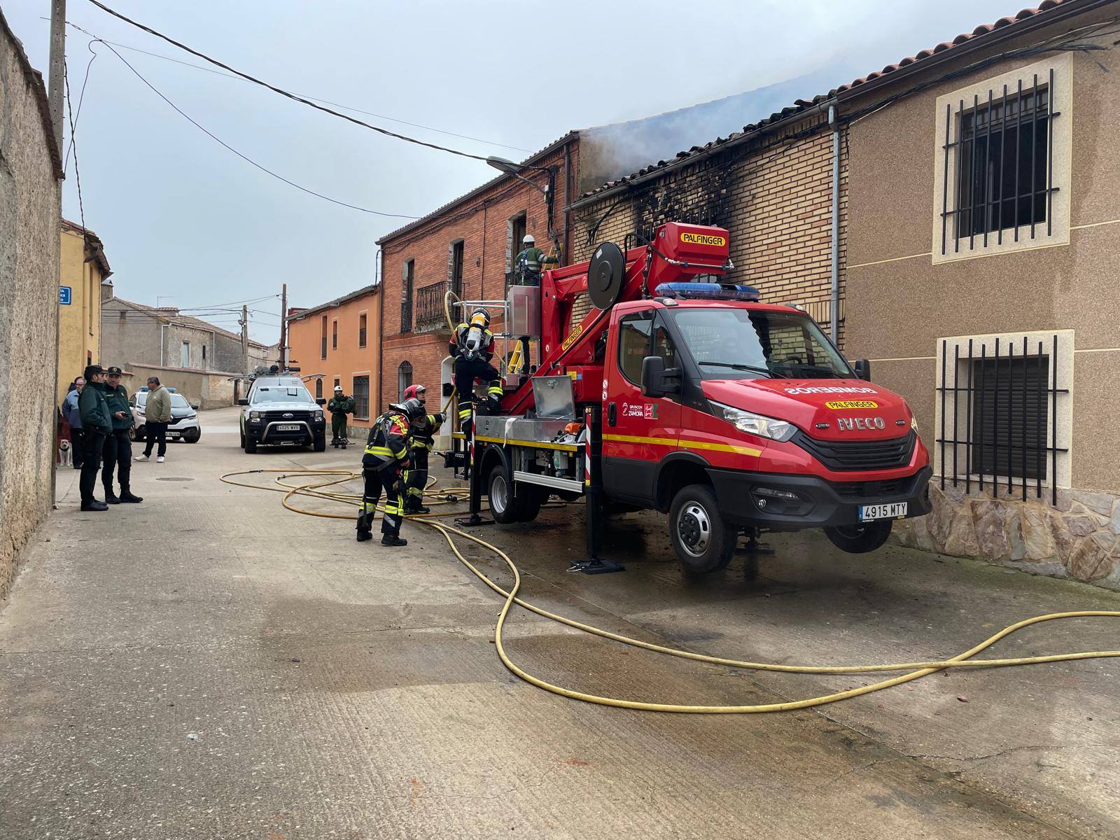 Los bomberos intervienen en la vivienda en la que se produjo el incendio