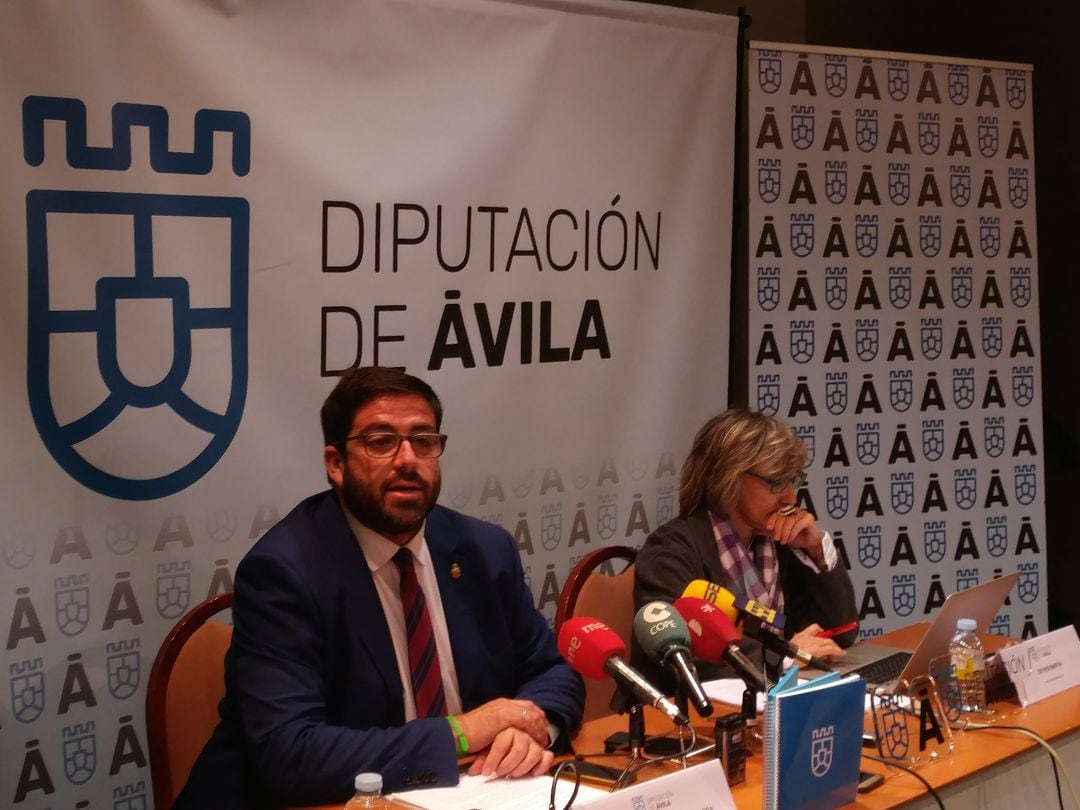 El presidente de la Diputación, Jesús Manuel Sánchez Cabrera, y Esther Martín en la presentación de la nueva imagen de la institución