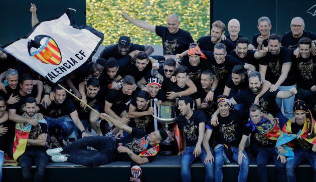 Los jugadores del Valencia CF en el estadio de Mestalla donde miles de aficionados festejan el título de Copa del Rey