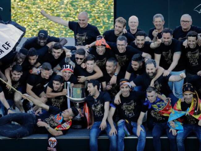 Los jugadores del Valencia CF en el estadio de Mestalla donde miles de aficionados festejan el título de Copa del Rey