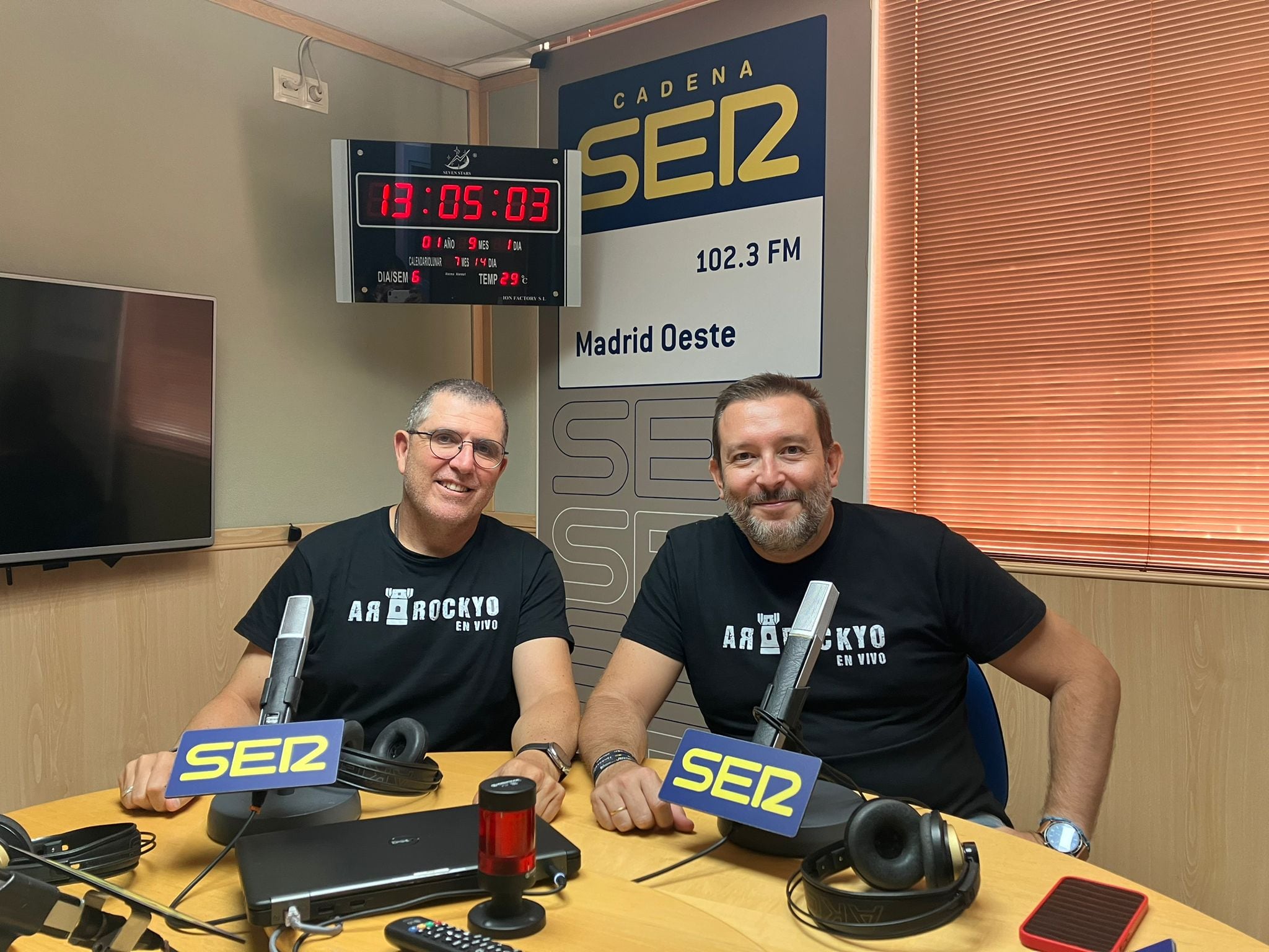 Los concejales del Ayuntamiento de Arroyomolinos, Juan Carlos García y Raúl Povedano, en los estudios de Ser Madrid Oeste.