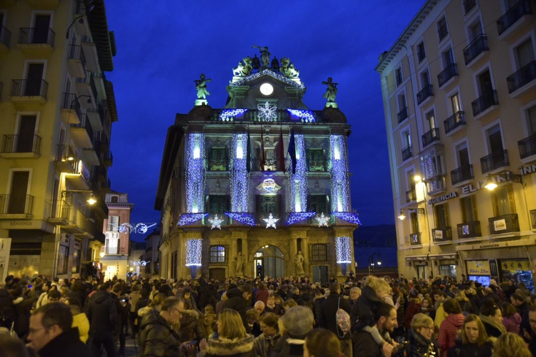 Fachada del Ayuntamiento de Pamplona iluminada por las luces de Navidad