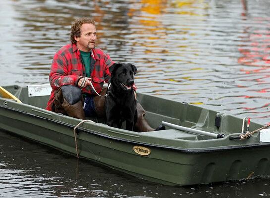 Un hombre y su perro navengan por  Little Ferry (Nueva Jersey)