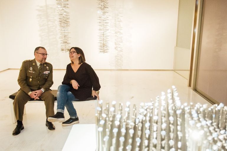 Demetrio Muñoz, jefe del Mando de Operaciones Especiales (MOE) del Ejército de Tierra conversa con Àngels Barceló en el Museo de Arte Contemporáneo de Alicante (MACA)