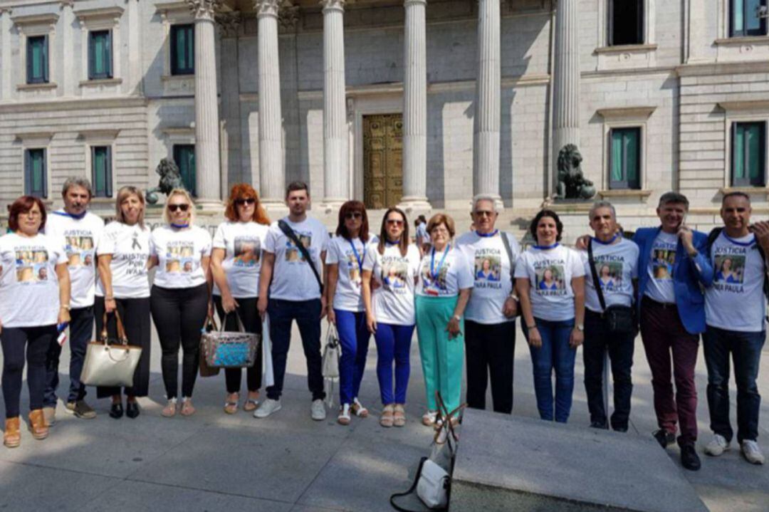 Imagen de archivo de las familias de Viñals y Patricio a las puertas del Congreso