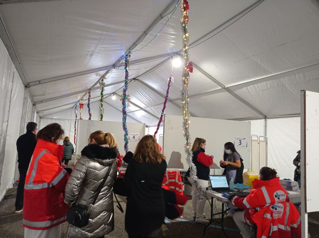 Carpa de vacunación instalada en el Salón