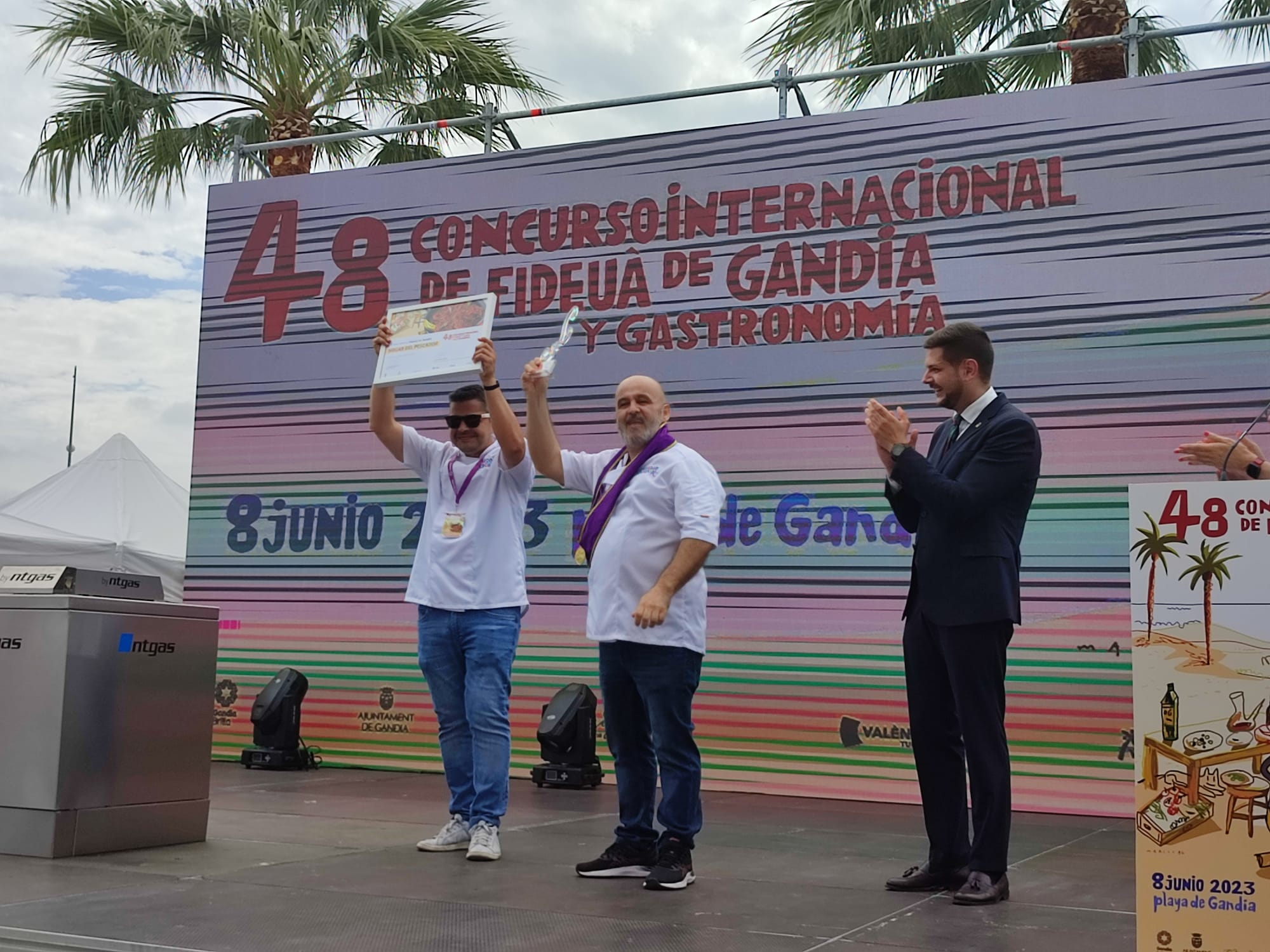 Los cocineros de El Hogar del Pescador al recoger su premio.