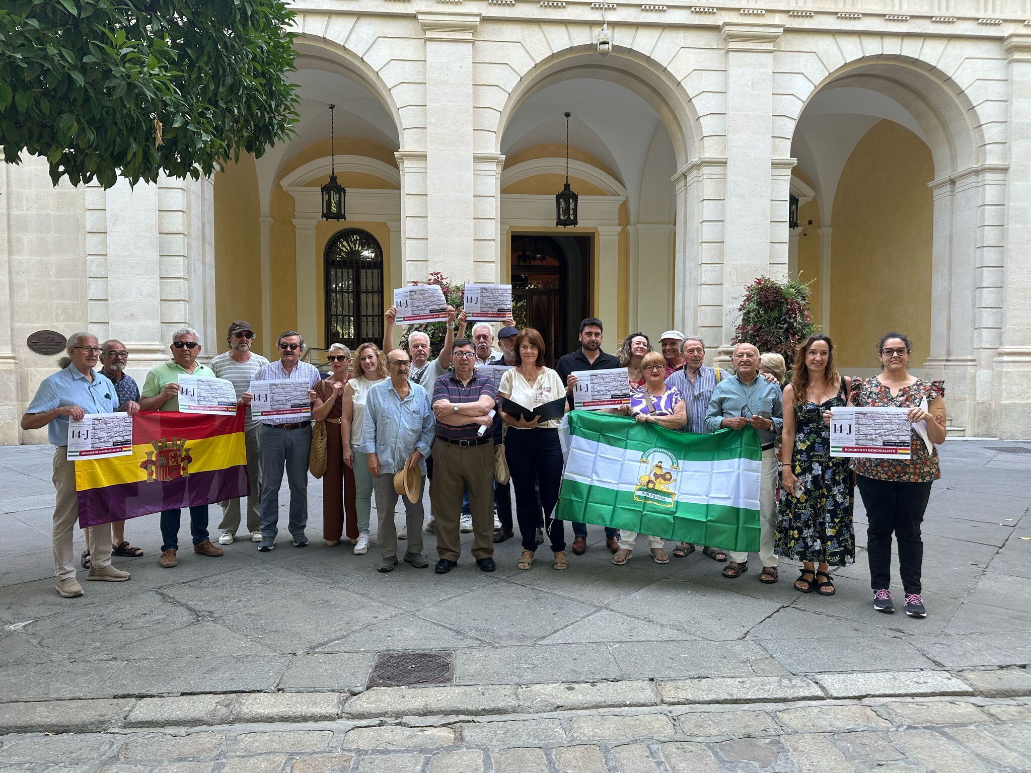 Movimiento memorialista concentrados a las puertas del Ayuntamiento de Sevilla