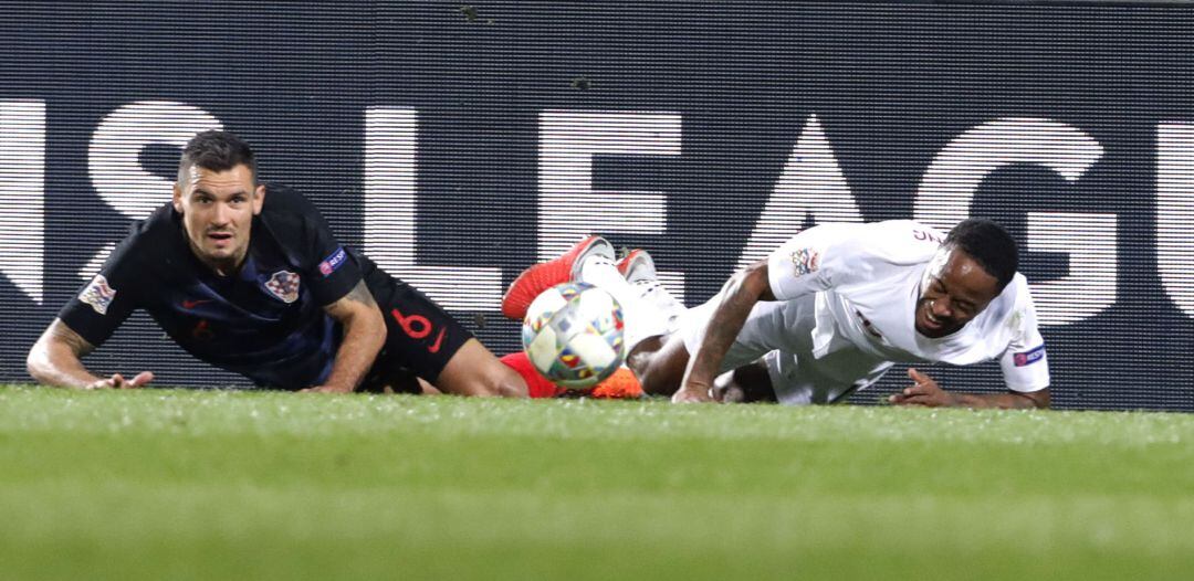 Lovren y Sterling pugnan por un balón