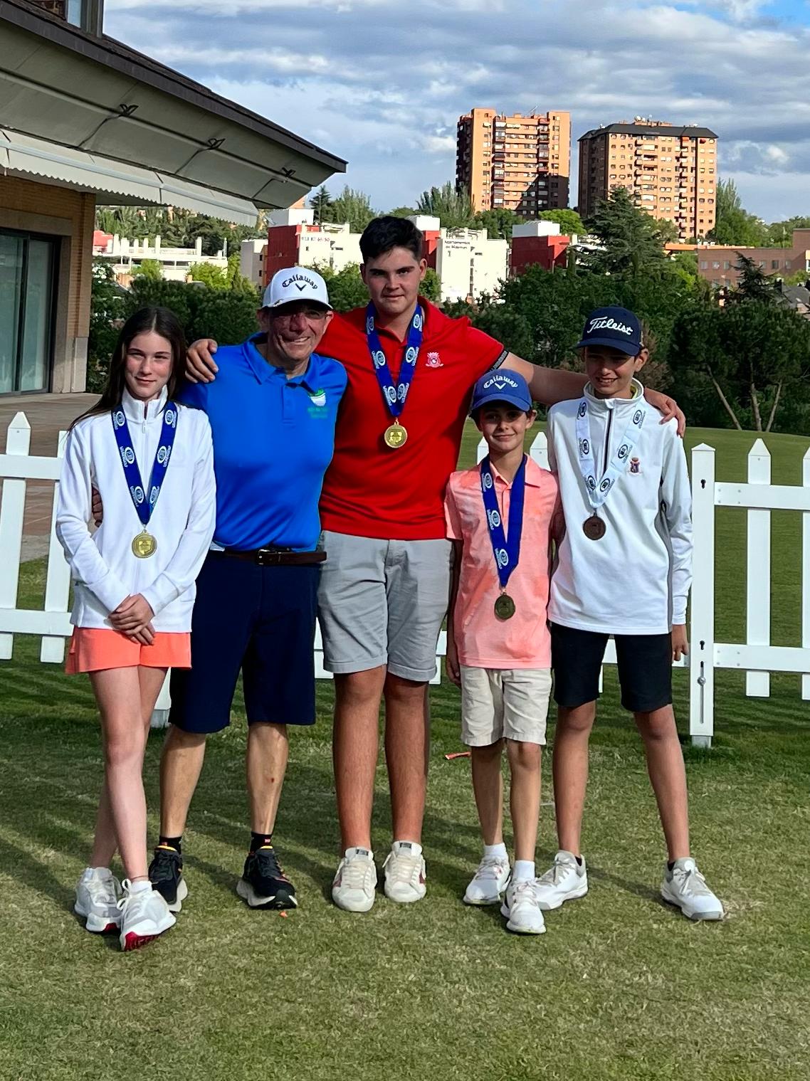 Las jóvenes promesas del golf ibicenco con su entrenador