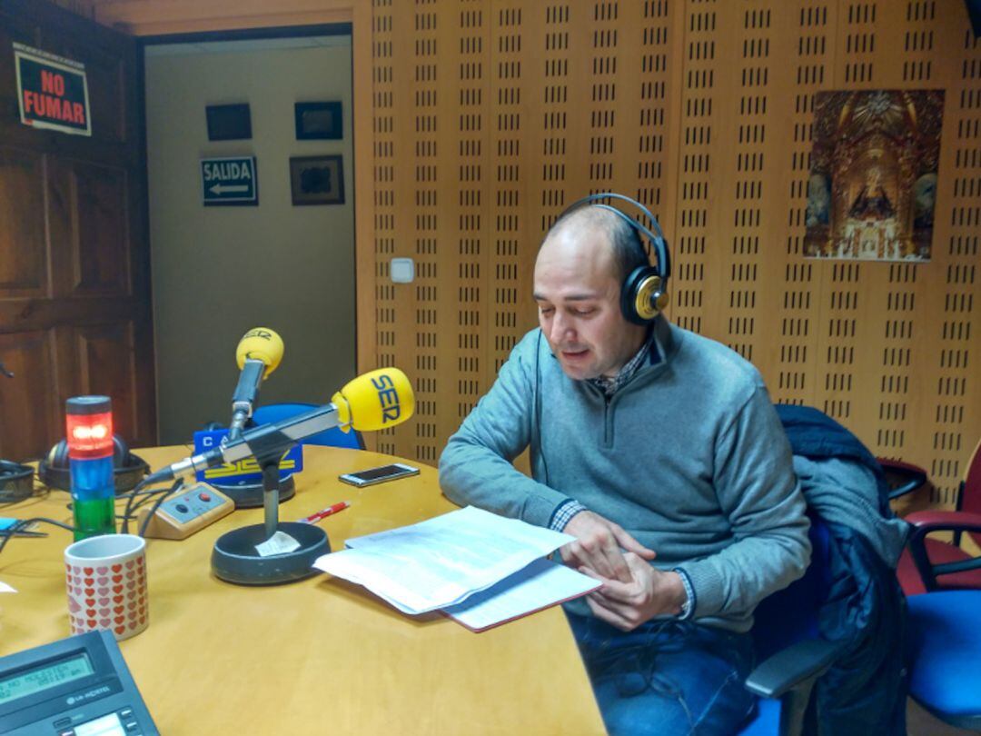 Iván Sánchez en los estudios de SER Norte de Extremadura en su etapa como portavoz municipal del PSOE