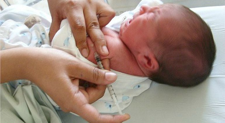 Un bebé recibe una vacuna