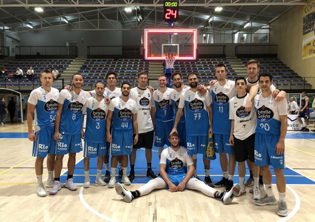 La plantilla del Obradoiro, tras lograr el pase a semifinales en Marín