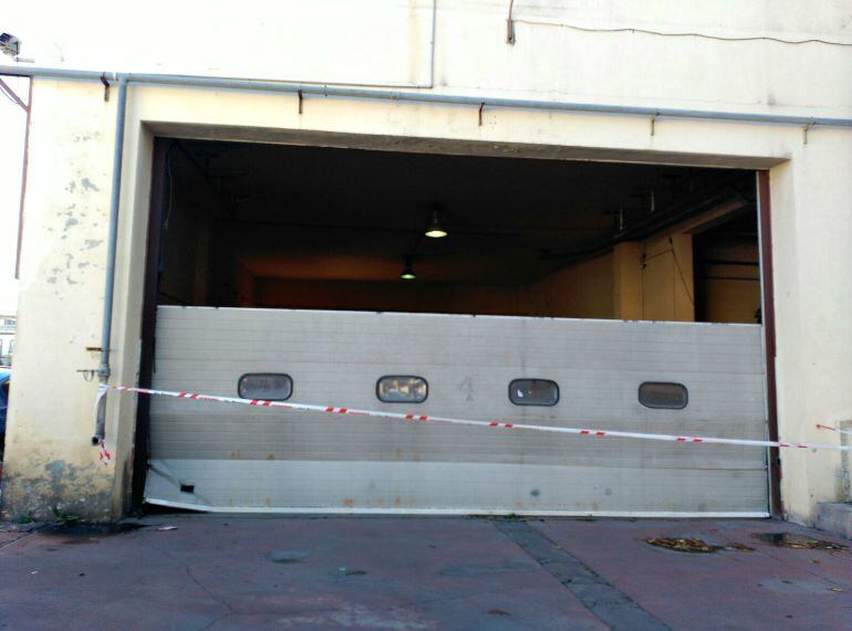 Una de las puertas del Parque de bomberos de Martiricos