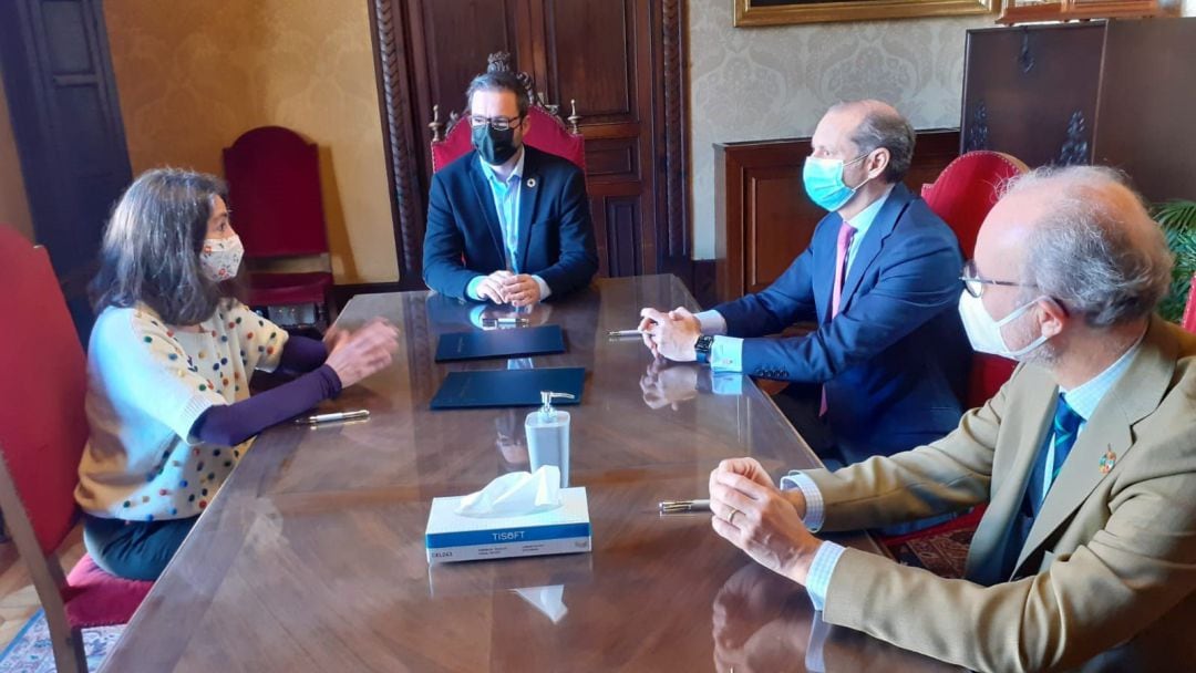 El alcalde de Palma, José Hila (presidiendo la mesa) y el director general de Endesa en Baleares, Martí Ribas (primero por la derecha) alcanzan un preacuerdo para la fachada marítima de la ciudad. 