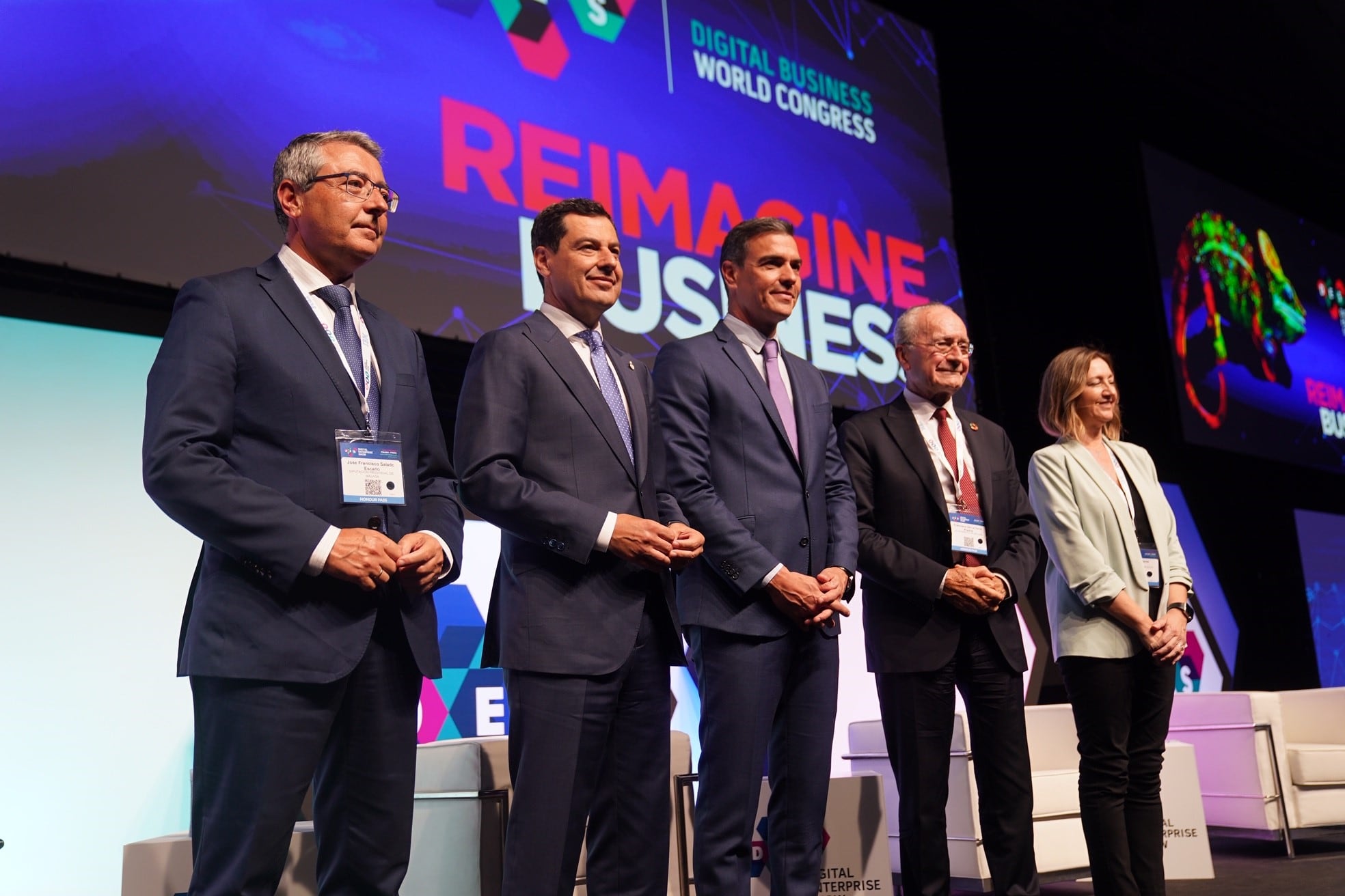 Las autoridades junto al presidente del Gobierno español, Pedro Sánchez