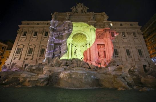 La Fontana de Trevi luce los colores de la bandera belga