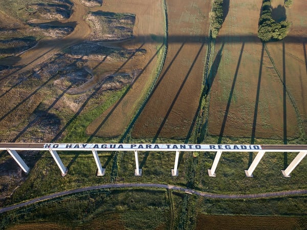 Greenpeace despliega una pancarta gigante en el acueducto de Cigüela (Cuenca) para denunciar que no hay agua para tanto regadío