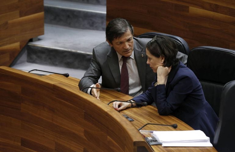 El presidente del Principado, Javier Fernández, departe con la consejera de Hacienda, Dolores Carcedo, antes del comienzo del pleno que rechazó la enmienda de Foro.