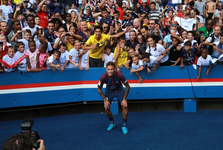 Neymar durante su presentación con el PSG.