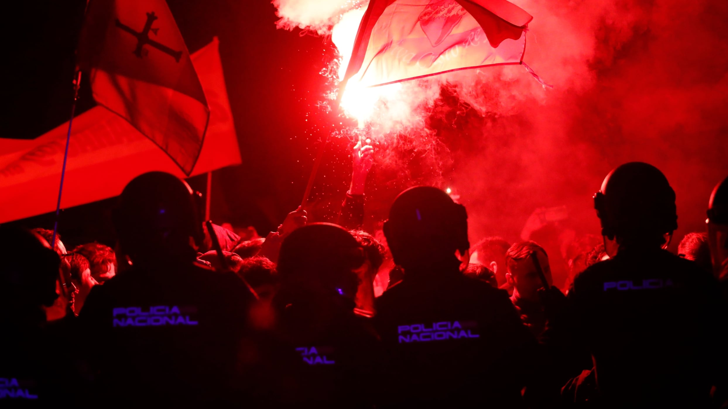 MADRID, 06/11/2023.- Agentes de la Policía Nacional intervienen durante la concentración de este lunes frente a la sede del PSOE en la calle Ferraz, en Madrid, contra los pactos de investidura del presidente en funciones, Pedro Sánchez, que incluyen una ley de amnistía. EFE/ J.P. Gandul
