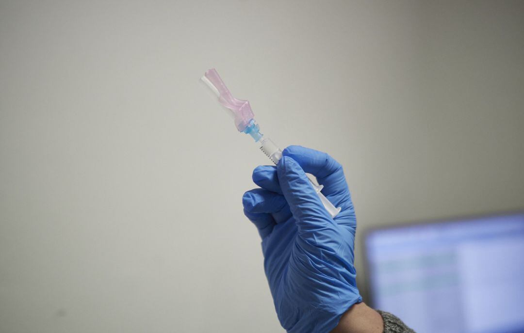 Una sanitaria con la vacuna de AstraZeneca 