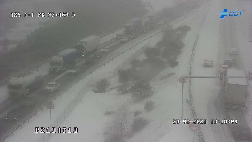 La nieve complica la circulación en Somosierra