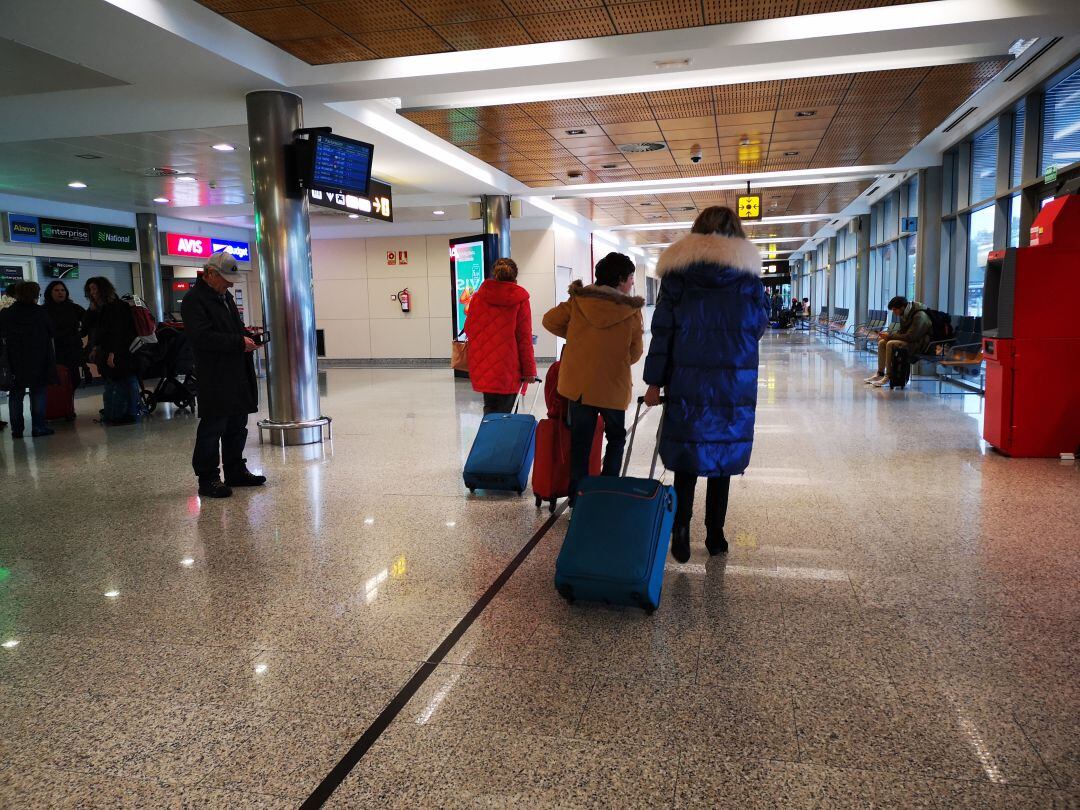 Pasajeros en el aeropuerto Seve Ballesteros.