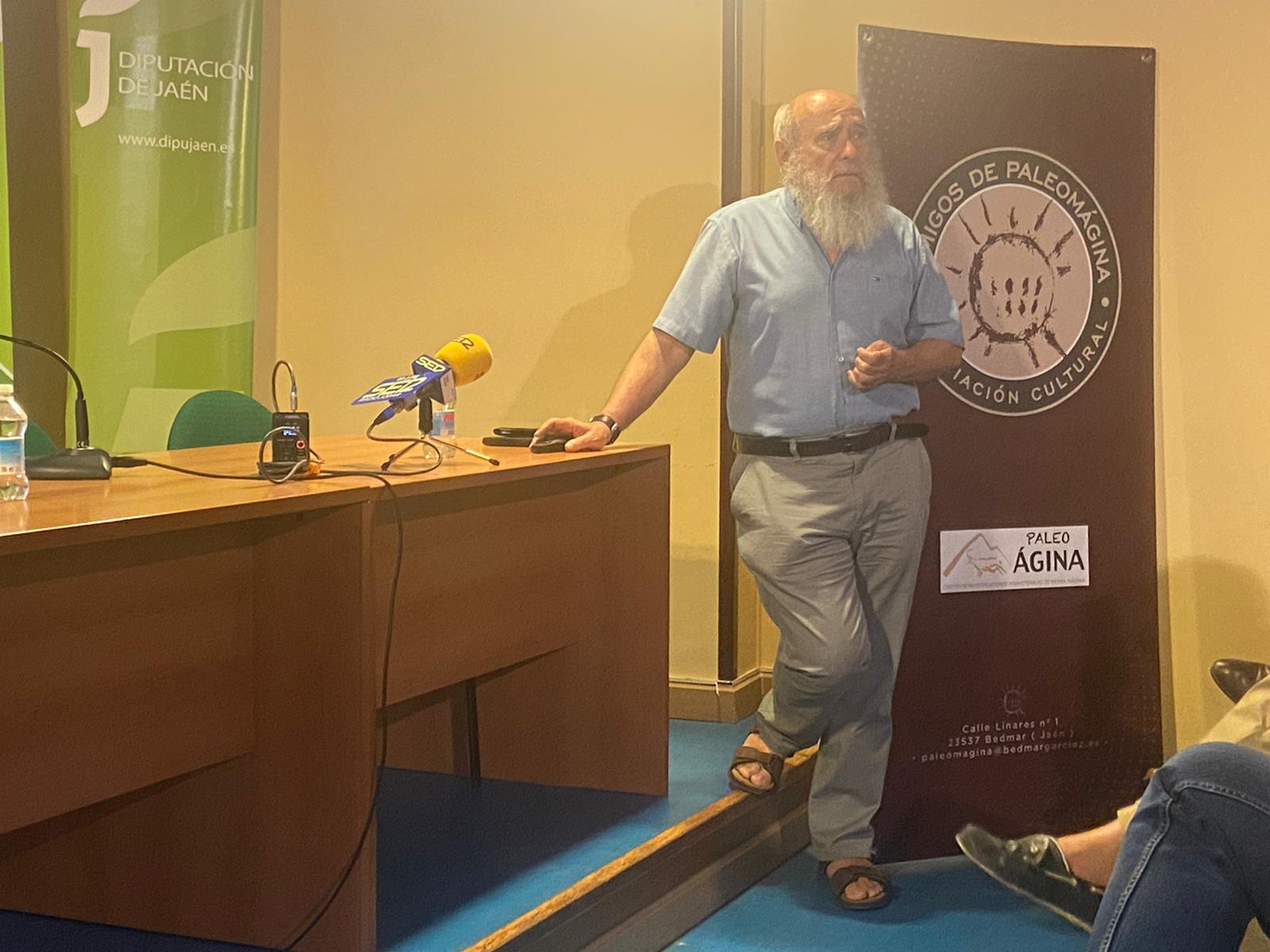 Momento de la conferencia inaugural a cargo de Miguel Botella, de la Universidad de Granada