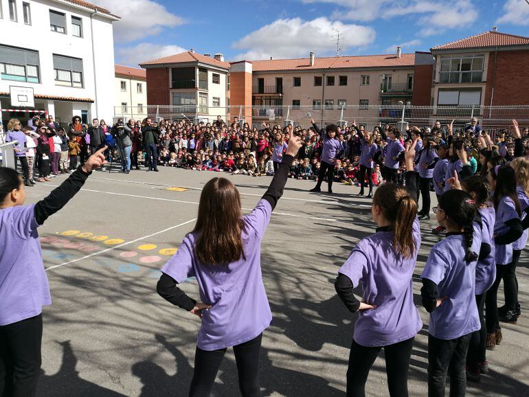 Las alumnas del colegio Villalpando han realizado coreografías al son de la canción &quot;Porque una chica soy&quot;