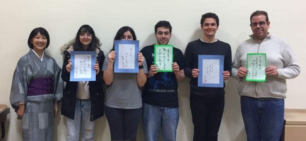 Tamiko Nakamura (a la izquierda) junto a sus alumnos de japonés.