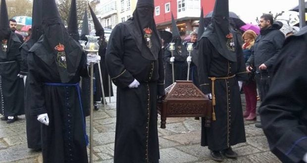 Imagen de archivo de la arqueta a su salida del santuario de las Angustias (foto: Junta General de Cofradías y Hermandades de la Semana Santa de Ferrol)