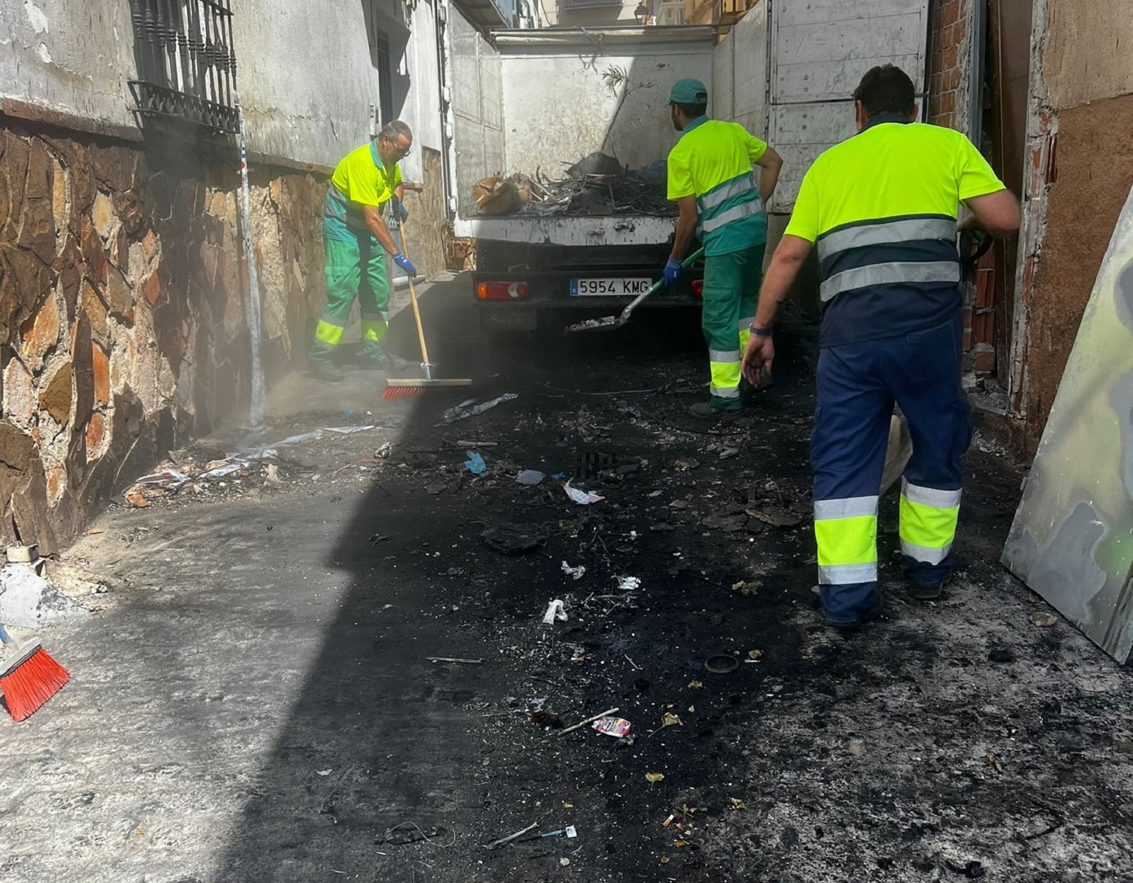 Lugar del incendio el vehículo en la calle Hervás de la capital jiennense.