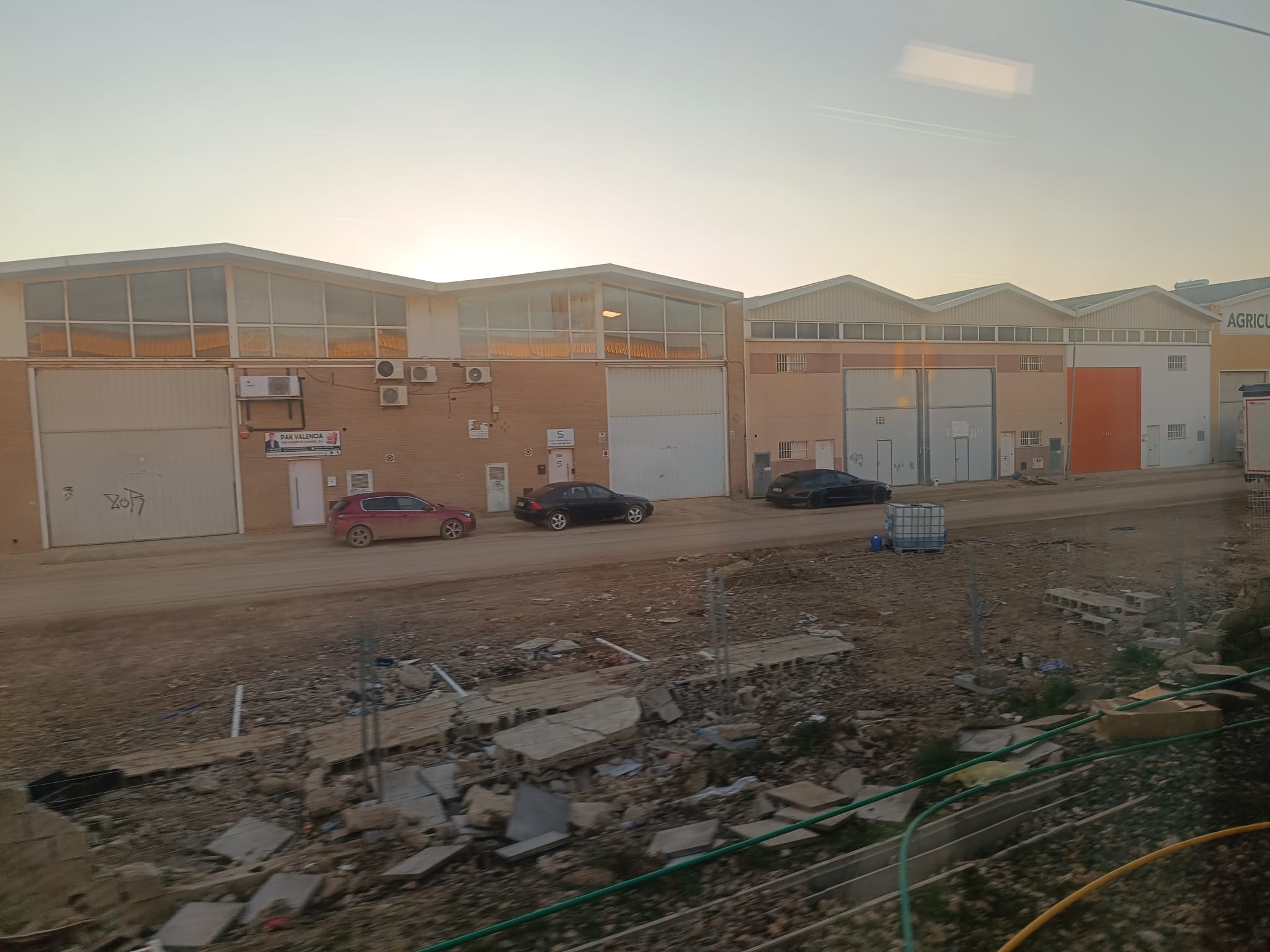 Catrarroja vista desde el tren de Cercanías que une Gandia y Valencia.