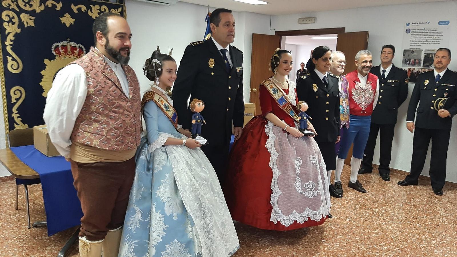 Las Falleras Mayores, junto a Gadea y el comisario Holgado