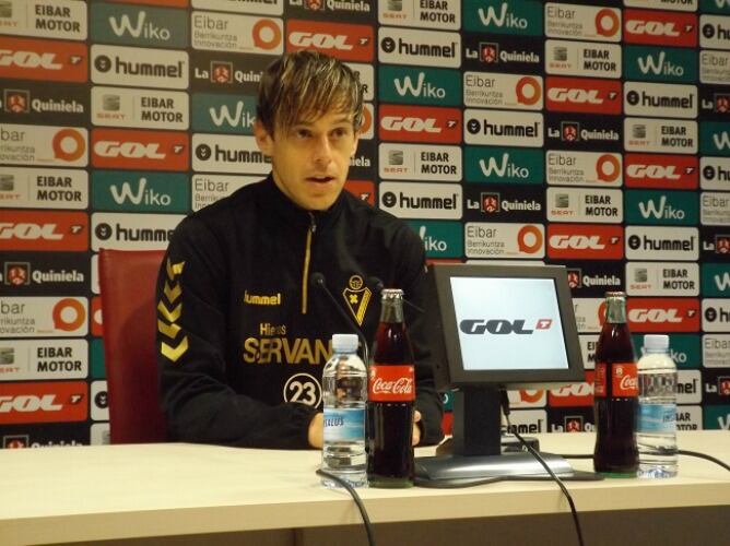 El jugador cordobés, Javi Lara en la rueda de prensa en las instalaciones de Ipurua