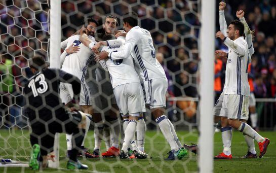 Los jugadores blancos celebran un tanto al Atlético.