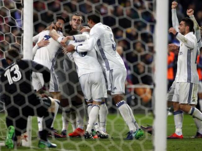 Los jugadores blancos celebran un tanto al Atlético.