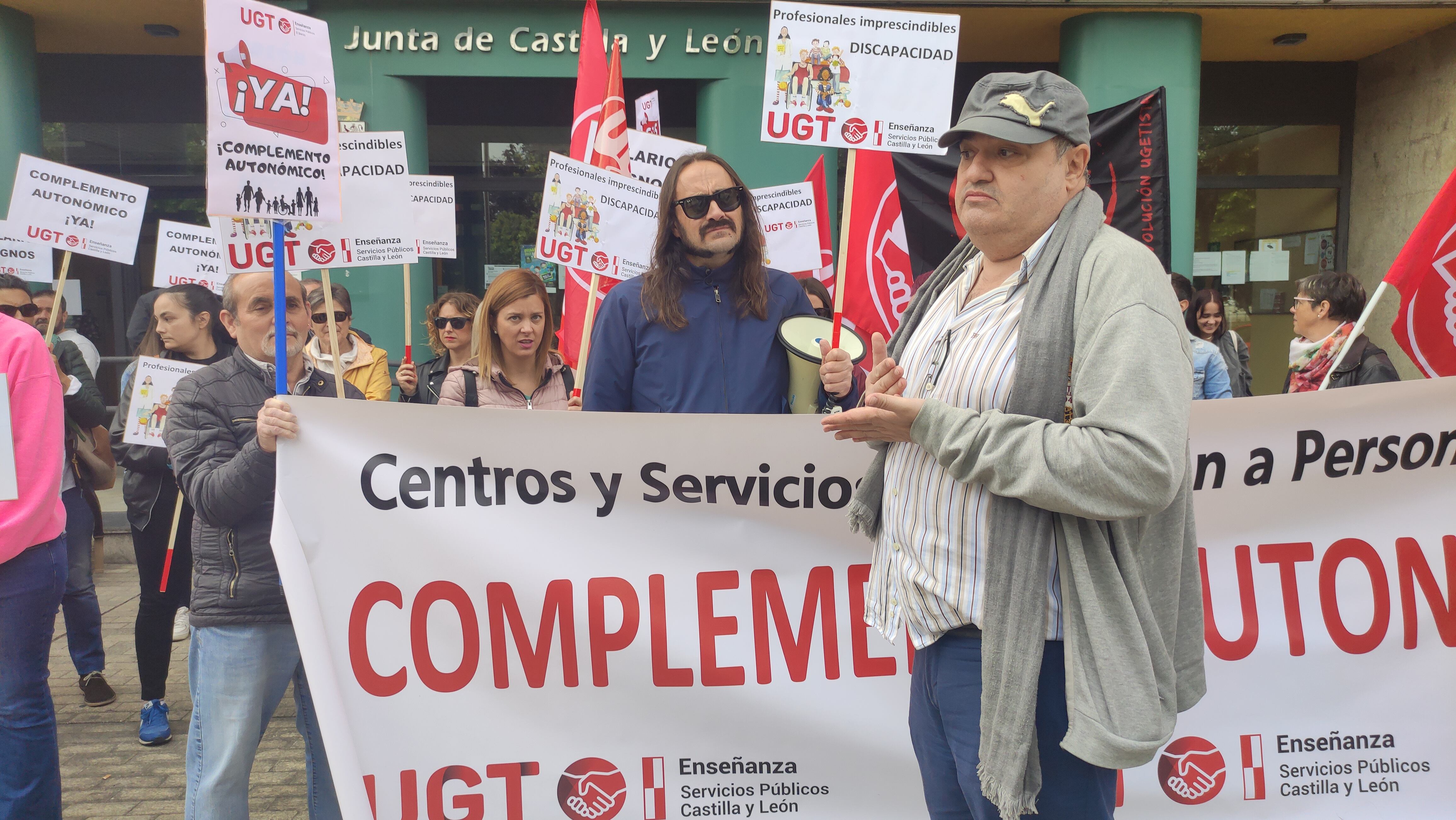 Protestas ante la sede de la Junta en Ponferrada