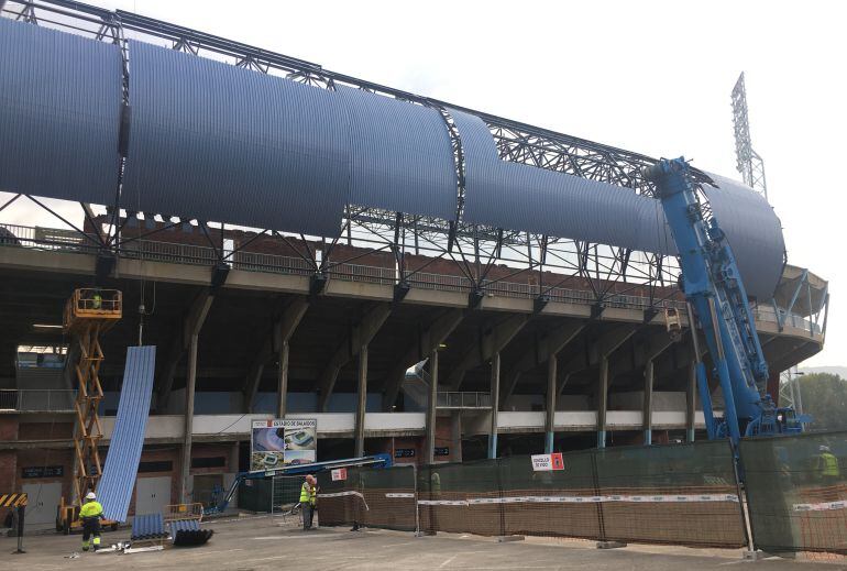 Operarios colocando parte de la cubierta exterior del Estadio Municipal de Balaídos