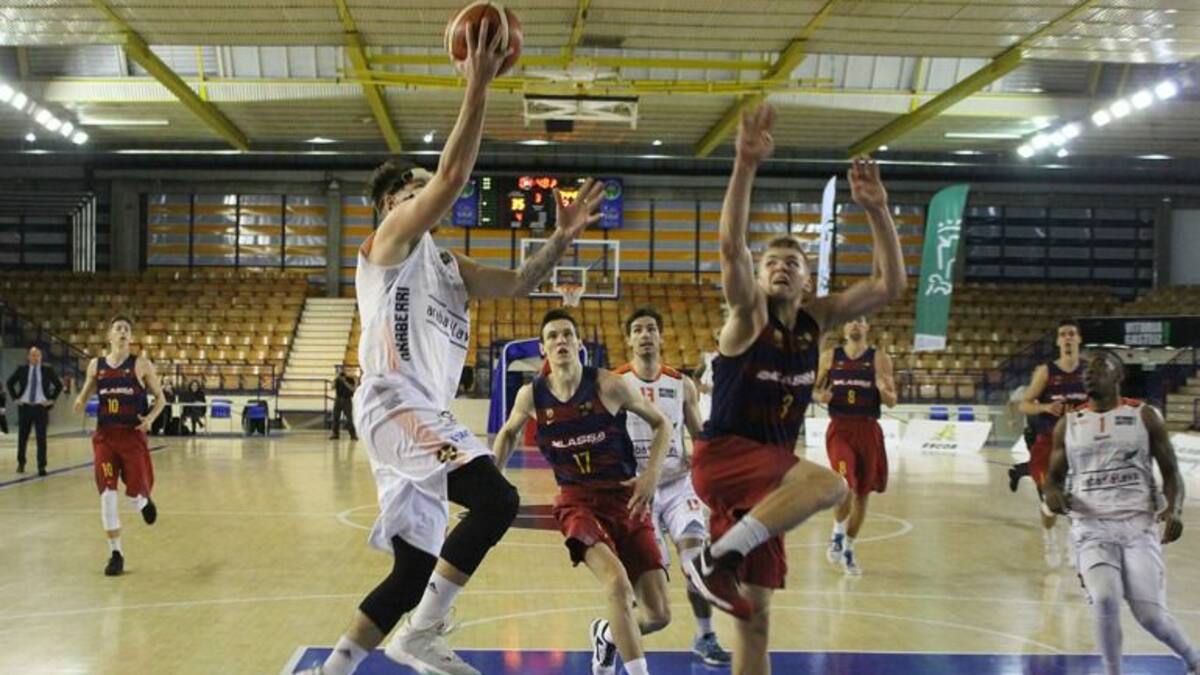 Sáenz Horeca gana al Barça B en Mendizorroza y mantiene virgen su cancha (72-65)