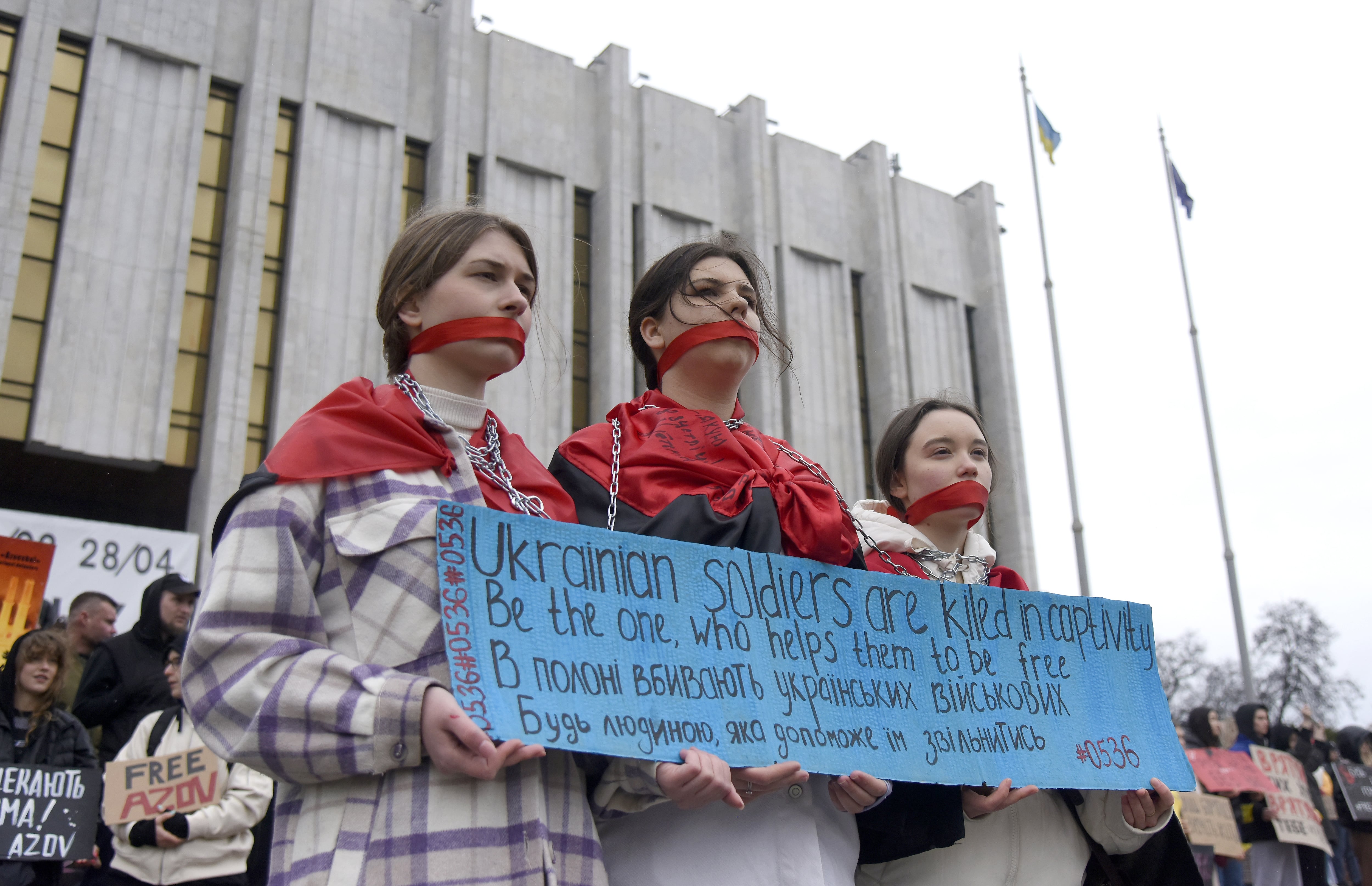 Tres mujeres durante una manifestación en Kiev de apoyo a los prisioneros de guerra ucranianos y a las personas desaparecidas