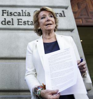 Aguirre muestra la denuncia a las puertas de la Fiscalía.